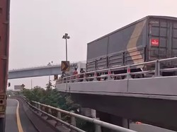 Truk Mogok di Flyover Tomang, Saat Mesin Nyala Harus Mundur ke Jalan Arteri