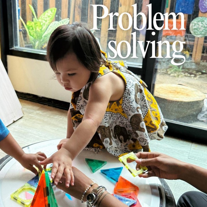 <p>Di sekolah ini, Zoe cukup aktif melakukan banyak pembelajaran yang dikemas menjadi permainan interaktif, Bunda. Zoe bahkan bisa belajar tentang <em>problem solving</em> dengan baik melalui metode belajar bangun ruang. (Foto: Instagram @patriciagouw)</p>
