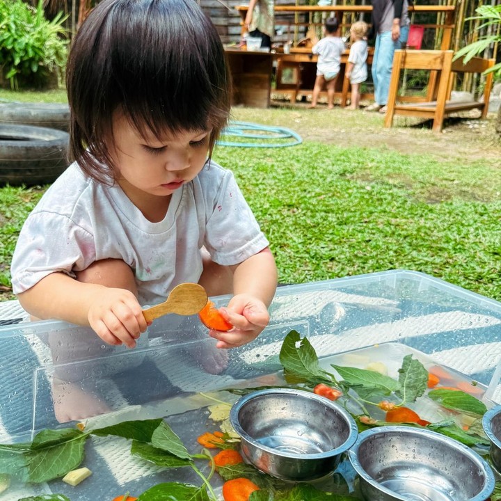 <p>Sejak usia 1 tahun, Zoe ternyata sudah didaftarkan ke sekolah alam untuk anak oleh sang Bunda Patricia Gouw. Di sekolah ini, Zoe banyak menghabiskan waktu untuk mengoptimalkan tumbuh kembangnya, termasuk meningkatkan kemampuan belajarnya. (Foto: Instagram @patriciagouw)</p>