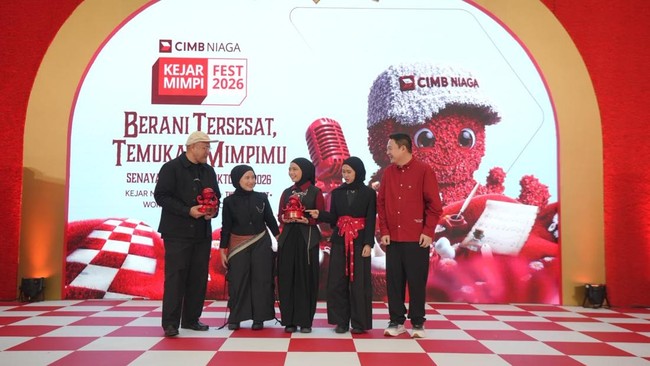 Head of Marketing, Brand & Customer Experience CIMB Niaga Amir Widjaya (kanan) bersama Founder & CEO The Goods Dept Anton Wirjono (kiri) dan personel Voice of Baceprot saat pembukaan Kejar Mimpi FEST 2026 di Senayan City, Jakarta, Jumat (2/10). 