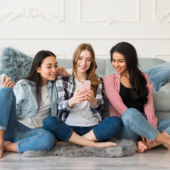 7 Ciri Perempuan yang Betah dengan Circle Kecil, Kamu Termasuk?