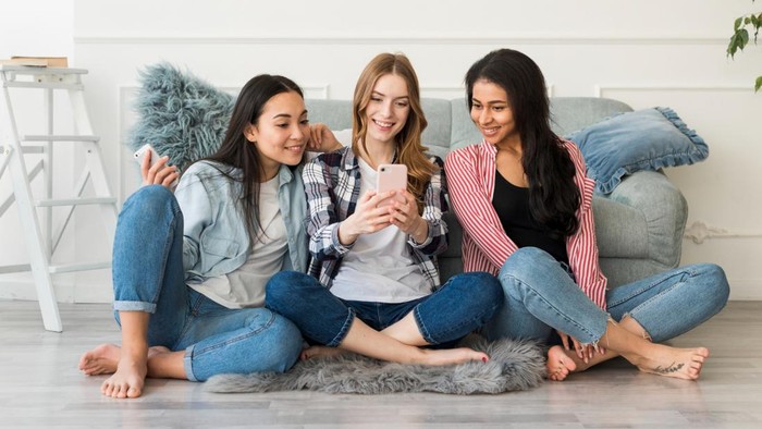 7 Ciri Perempuan yang Betah dengan Circle Kecil, Kamu Termasuk?