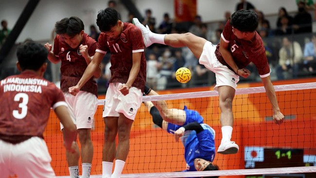 Asian Games - Aichi-Nagoya 2026 - Sepak Takraw - Men's Quadrant Gold Medal Match - Japan v Indonesia - Paloma Mizuho Sports Park, Nagoya, Japan - October 3, 2026 Indonesia's Muhammad Ubaidur Rohman, Yudha Aswinatama and Jelki Ladada in action REUTERS