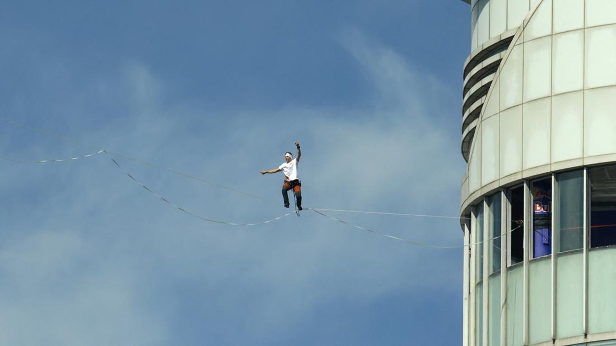 Merinding, Potret Pria Berjalan di Atas Slackline Gedung Tinggi Seoul