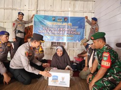Kapolres Pelalawan Pimpin Jalur Susur Sungai Bagikan Sembako ke Warga