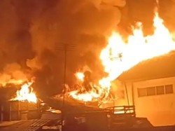 Video: SDN Pasir Angin 1 Kebakaran, Api Menjalar ke Permukiman