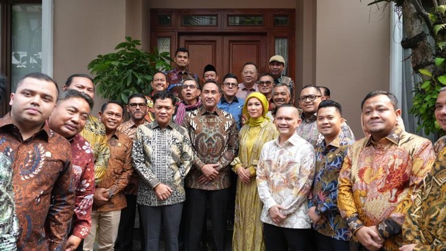 Beberapa anggota Komisi III DPR bertamu ke rumah Kapolri baru Jenderal Pol Suyudi.
