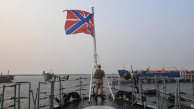 Prajurit Angkatan Laut Rusia yang merupakan kru kapal fregat RFS Marshal Shaposhnikov (543) berjaga saat sandar di Dermaga Ex Presiden, Tanjung Priok.