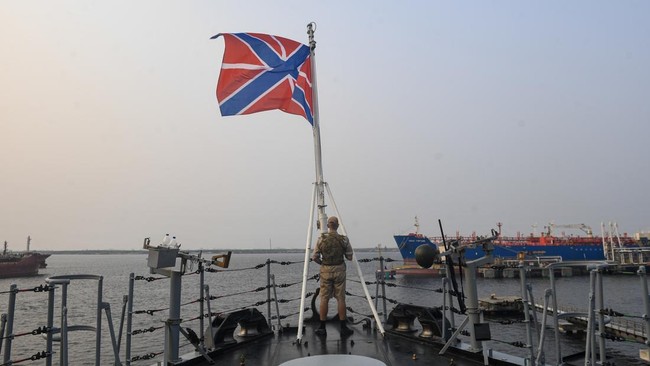 Prajurit Angkatan Laut Rusia yang merupakan kru kapal fregat RFS Marshal Shaposhnikov (543) berjaga saat sandar di Dermaga Ex Presiden, Tanjung Priok, Jakarta, Jumat (2/10/2026). Kapal perang Rusia tersebut mengunjungi Jakarta untuk menjalankan diplo