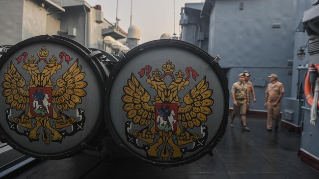 Prajurit Angkatan Laut Rusia yang merupakan kru kapal fregat RFS Marshal Shaposhnikov (543) berbincang di atas geladak saat sandar di Dermaga Ex Presiden, Tanjung Priok, Jakarta, Jumat (2/10/2026). Kapal perang Rusia tersebut mengunjungi Jakarta untu