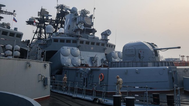 Prajurit Angkatan Laut Rusia yang merupakan kru kapal fregat RFS Marshal Shaposhnikov (543) berpatroli di atas geladak saat sandar di Dermaga Ex Presiden, Tanjung Priok, Jakarta, Jumat (2/10/2026). Kapal perang Rusia tersebut mengunjungi Jakarta untu