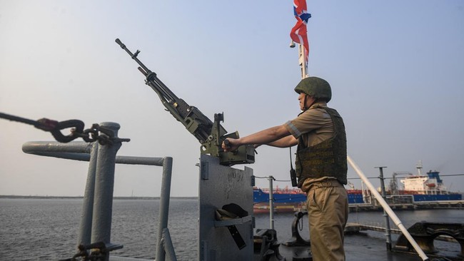 Prajurit Angkatan Laut Rusia yang merupakan kru kapal fregat RFS Marshal Shaposhnikov (543) berjaga saat sandar di Dermaga Ex Presiden, Tanjung Priok, Jakarta, Jumat (2/10/2026). Kapal perang Rusia tersebut mengunjungi Jakarta untuk menjalankan diplo