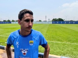 Luka Menalo Optimistis Persib Curi Poin di Kandang Port FC