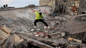Palestinian skateboarder Hamza Daher skates on the ruins of buildings destroyed during the war, in Gaza City, September 24, 2026. REUTERS/Dawoud Abu Alkas