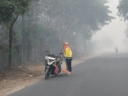 Petugas Kebersihan Kobar Tetap Kerja Walau Asap Karhutla Sesakkan Dada