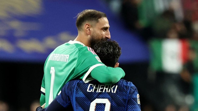 Soccer Football - Nations League - Group A1 - France v Italy - Stade de France, Saint Denis, France - October 2, 2026 Italy's Gianluigi Donnarumma and France's Rayan Cherki after the match REUTERS/Catherine Steenkeste