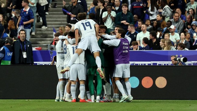 Soccer Football - Nations League - Group A1 - France v Italy - Stade de France, Saint Denis, France - October 2, 2026 Italy's Alessandro Bastoni celebrates scoring their first goal with teammates REUTERS/Catherine Steenkeste