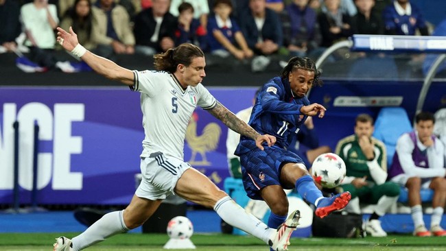Soccer Football - Nations League - Group A1 - France v Italy - Stade de France, Saint Denis, France - October 2, 2026 Italy's Riccardo Calafiori in action with France's Michael Olise REUTERS/Catherine Steenkeste