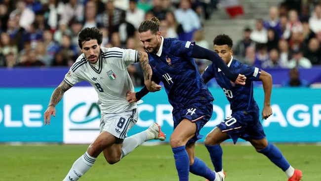 Soccer Football - Nations League - Group A1 - France v Italy - Stade de France, Saint Denis, France - October 2, 2026 Italy's Sandro Tonali in action with France's Adrien Rabiot REUTERS/Catherine Steenkeste