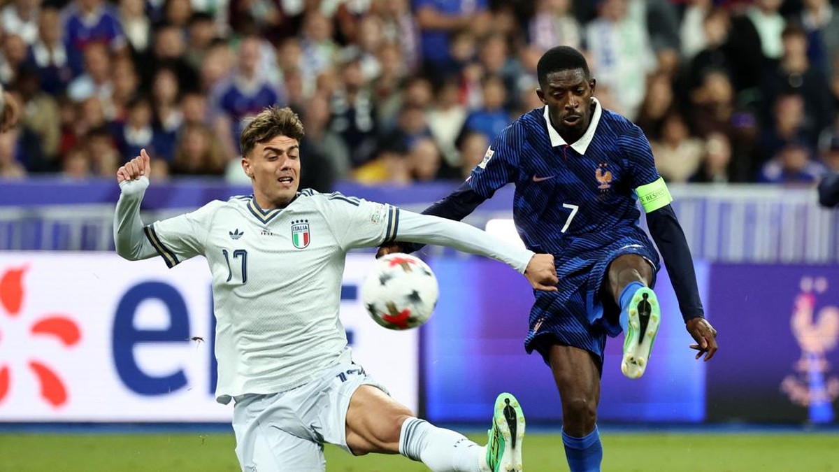Soccer Football - Nations League - Group A1 - France v Italy - Stade de France, Saint Denis, France - October 2, 2026 Italy's Daniel Maldini in action with France's Ousmane Dembele REUTERS/Catherine Steenkeste