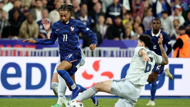 Soccer Football - Nations League - Group A1 - France v Italy - Stade de France, Saint Denis, France - October 2, 2026 France's Michael Olise in action with Italy's Alessandro Bastoni REUTERS/Catherine Steenkeste