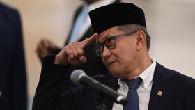 Akademisi Rocky Gerung mengikuti pelantikan sebagai anggota Dewan Pertimbangan Presiden di Istana Negara, Jakarta, Jumat (2/10/2026). Presiden Prabowo Subianto melantik anggota baru Dewan Pertimbangan Presiden (Wantimpres) yaitu Pratikno sebagai Ketu