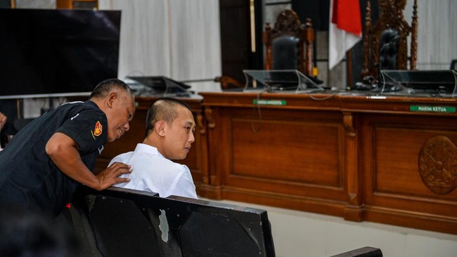 Terdakwa kasus dugaan penyekapan dan penganiayaan berat Taufik Hidayat (kanan) bersiap untuk menjalani sidang perdana di Pengadilan Negeri Kabupaten Bandung, Jawa Barat, Rabu (30/9/2026). Sidang perdana kasus dugaan penyekapan dan penganiayaan berat