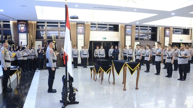 Sebanyak tujuh perwira tinggi (Pati) Polri naik pangkat menjadi Komisaris Jenderal Polisi (Komjen Pol.) dalam Korps Raport kenaikan pangkat yang dipimpin Kapolri Jenderal Suyudi Ario Seto di Rupattama Mabes Polri, Jakarta, Sabtu (3/10) malam.