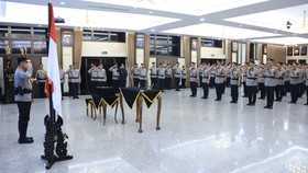 Sebanyak tujuh perwira tinggi (Pati) Polri naik pangkat menjadi Komisaris Jenderal Polisi (Komjen Pol.) dalam Korps Raport kenaikan pangkat yang dipimpin Kapolri Jenderal Suyudi Ario Seto di Rupattama Mabes Polri, Jakarta, Sabtu (3/10) malam.