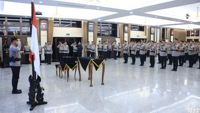 Sebanyak tujuh perwira tinggi (Pati) Polri naik pangkat menjadi Komisaris Jenderal Polisi (Komjen Pol.) dalam Korps Raport kenaikan pangkat yang dipimpin Kapolri Jenderal Suyudi Ario Seto di Rupattama Mabes Polri, Jakarta, Sabtu (3/10) malam.