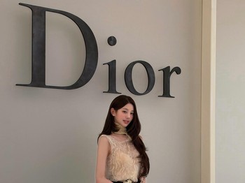Ada wajah familier yang tak pernah absen dari salah satu pekan mode bergengsi di dunia tersebut. Bahkan, kehadirannya selalu dinanti. Kalau nama yang langsung terlintas di pikiran ialah Jang Wonyoung, tebakanmu benar!/ Foto: instagram.com/for_everyoung10