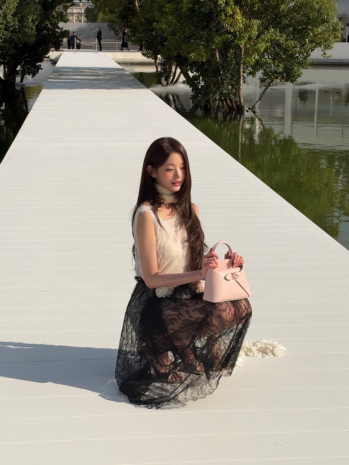 Bukan tanpa sebab, mantan anggota IZ*ONE dengan tinggi badan menjulang tersebut kini datang ke Paris Fashion Week atau disingkat PFW sebagai tamu undangan Dior Summer 2027 Women's Show./ Foto: instagram.com/for_everyoung10