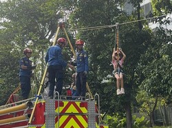 Damkar Adakan Flying Fox Gratis di CFD Rasuna Said, Warga Antusias Jajal