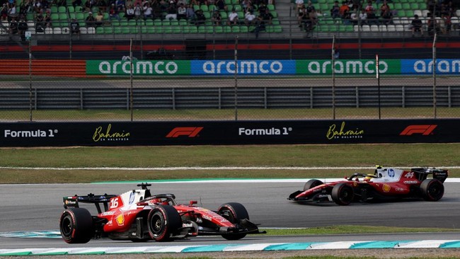 Formula One F1 - Bahrain Grand Prix - Sepang International Circuit, Sepang, Malaysia - October 3, 2026 Ferrari's Charles Leclerc and Lewis Hamilton during qualifying REUTERS/Hasnoor Hussain