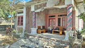 Gempa berkekuatan 6,1 magnitudo Minggu (4/10) pagi mengguncang Sumba Barat Daya, Nusa Tenggara Timur. Akibat gempa tersebut puluhan rumah warga dilaporkan mengalami kerusakan.