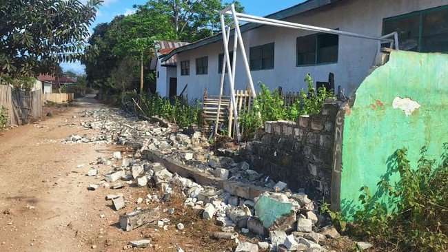 Gempa berkekuatan 6,1 magnitudo Minggu (4/10) pagi mengguncang Sumba Barat Daya, Nusa Tenggara Timur. Akibat gempa tersebut puluhan rumah warga dilaporkan mengalami kerusakan.