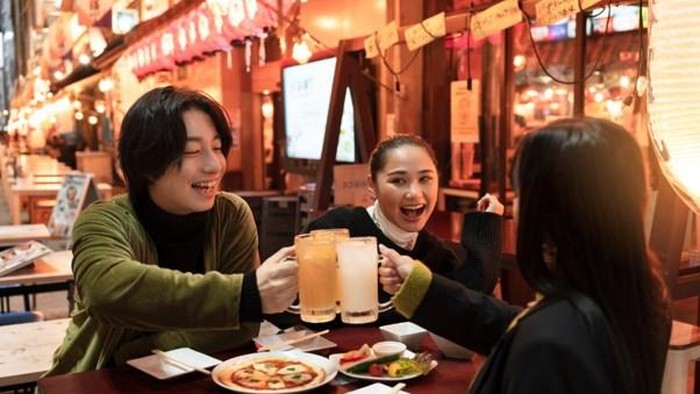 5 Negara yang Punya Tradisi Makan Paling Unik, Beda Banget dari Indonesia!