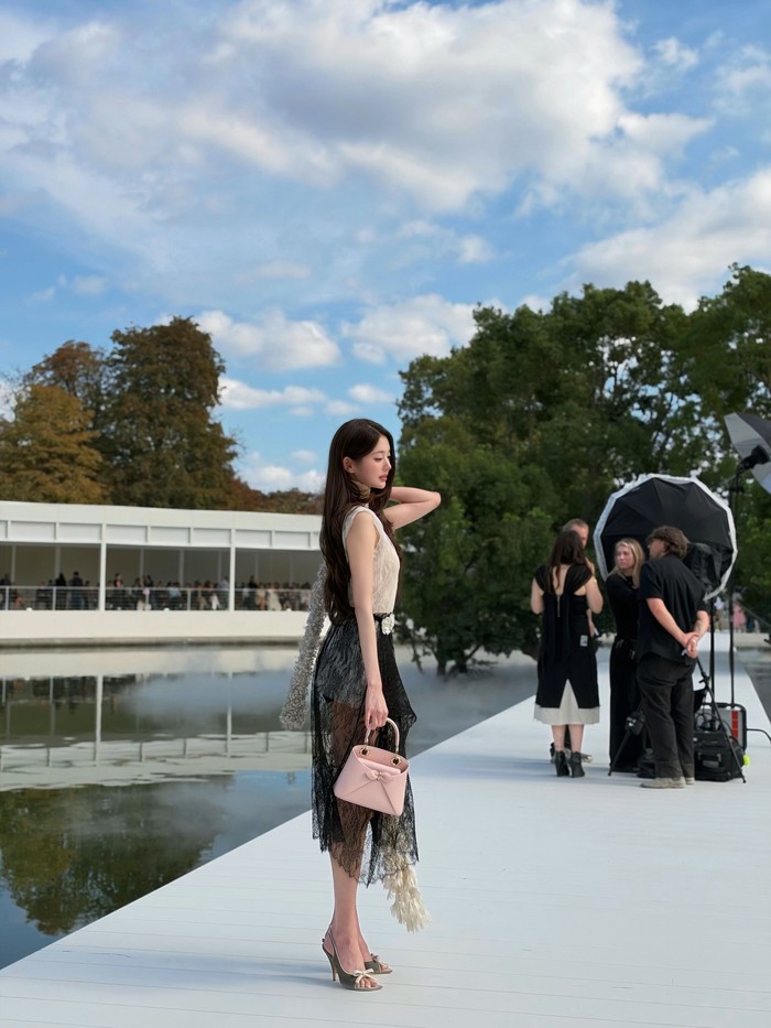Kali ini, kedatangan artis Korea yang lahir pada 31 Agustus 2004 itu di PFW membuat heboh DIVE, sebutan resmi untuk para penggemar IVE, sampai-sampai menjadi perbincangan hangat di jagat maya./ Foto: instagram.com/for_everyoung10