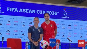 Kevin Diks (kanan) dan John Herdman menghadiri konferensi pers jelang final FIFA ASEAN Cup 2026 di Jakarta.