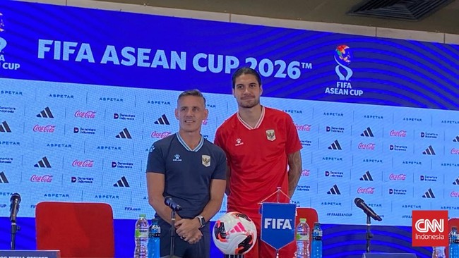 Kevin Diks (kanan) dan John Herdman menghadiri konferensi pers jelang final FIFA ASEAN Cup 2026 di Jakarta.