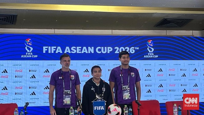 Anthony Hudson (kiri) dan Chanathip Songkrasin (tengah) menghadiri konferensi pers jelang final FIFA ASEAN Cup 2026.