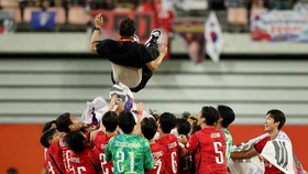 Asian Games - Aichi-Nagoya 2026 - Soccer Football - Men's Final - South Korea v Japan - Toyota Stadium, Toyota, Japan - October 3, 2026 South Korea players throw coach coach Lee-Min Sung in the air as they celebrate after winning the gold medal REUTE