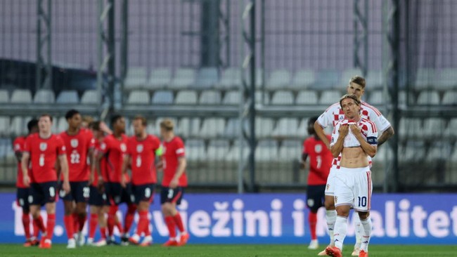 Soccer Football - UEFA Nations League - Group A3 - Croatia v England - Stadion HNK Rijeka, Rijeka, Croatia - October 3, 2026 Croatia's Luka Vuskovic and Luka Modric react after England's Anthony Gordon scored their third goal REUTERS/Antonio Bronic