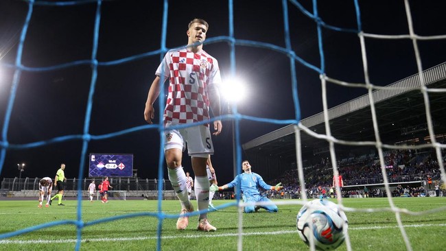 Soccer Football - UEFA Nations League - Group A3 - Croatia v England - Stadion HNK Rijeka, Rijeka, Croatia - October 3, 2026 Croatia's Dominik Livakovic and Luka Vuskovic react after England's Harry Kane scored their fifth goal Action Images via Reut