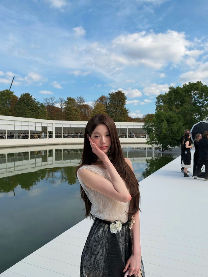 Naikkan antusiasme pegiat fesyen, Paris Fashion Week kembali berlangsung di Kota Cinta alias ibu kota Prancis, menampilkan rangkaian koleksi Womenswear Spring/Summer 2027 dari sederet fashion brand terkemuka./ Foto: instagram.com/for_everyoung10