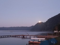 Serunya Berkemah dan Petik Stroberi di Tepi Danau Buyan