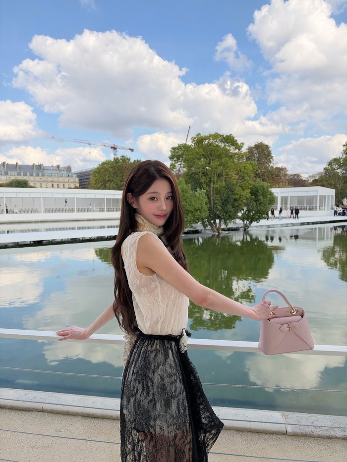 Perdana hadiri peragaan busana rumah mode mewah asal Prancis tersebut, fans maupun netizen pun menyambut lembaran baru ini dengan penuh antusias dan tidak sabar menunggu gebrakan sang idol dengan Dior selanjutnya./ Foto: instagram.com/for_everyoung10