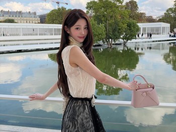 Perdana hadiri peragaan busana rumah mode mewah asal Prancis tersebut, fans maupun netizen pun menyambut lembaran baru ini dengan penuh antusias dan tidak sabar menunggu gebrakan sang idol dengan Dior selanjutnya./ Foto: instagram.com/for_everyoung10