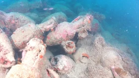 Para polisi penyelam menemukan artefak zaman Romawi berusia 20 abad di dasar laut Sardinia, Italia, ketika sedang melakukan penyelaman rutin.