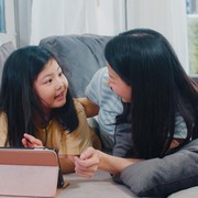 4 Alasan Memberikan Reward ke Anak Bisa Mengganggu Motivasinya